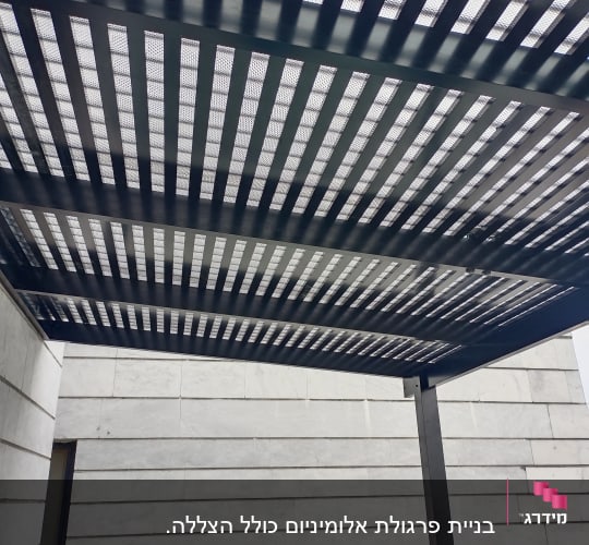 פרגולה מאלומיניום עם קורות אופקיות